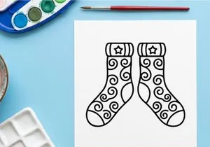 Calcetines navideños dibujados a mano con patrones festivos de espirales y números para decoración navideña