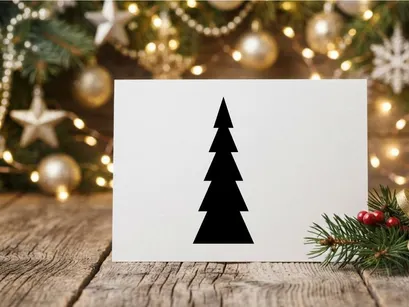 Dekorative Weihnachtsbäume mit Lichtern und Schmuck für Feierlichkeiten