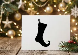 Silueta negra de un elfo navideño en calcetín aislado sobre fondo blanco