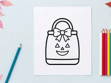 Tas jinjing lucu dengan wajah jack-o-lantern tersenyum. Tote trick-or-treat yang menyenangkan dengan desain labu meriah dan detail pita.