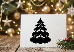 Ikon siluet pohon Natal hitam terisolasi di latar belakang putih untuk desain hari raya.