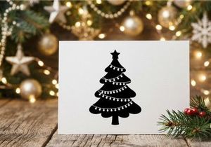 Festliche Weihnachtsbaum mit Girlande und Sternspitze