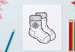 Handgezeichnete weiße gestrickte Weihnachts-Babyschuhe mit Schneeflocken-Stickerei an den Zehen