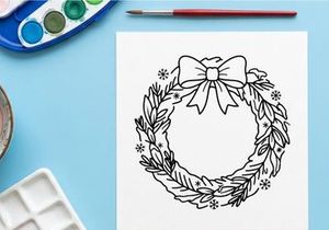 Girlanda de Natal desenhada à mão com fita vermelha e agulhas de pinheiro para decoração festiva de fim de ano