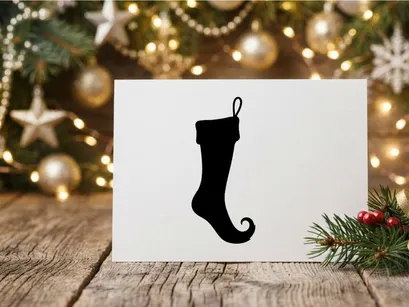 Meia de Natal preta isolada em fundo branco para decoração festiva