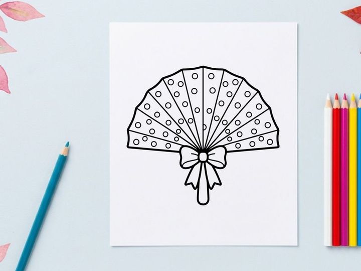 Leque elegante com pena de pavão e laço decorativo. Leque vintage luxuoso com padrões florais ornamentais e fita de cetim.