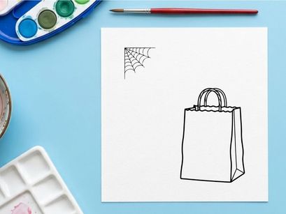 Tas belanja kosong terisolasi di latar belakang putih. Tas kertas minimalis siap untuk desain branding dan kemasan ritel.