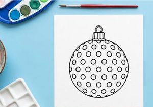 Mesa de comedor festiva vacía con decoraciones navideñas