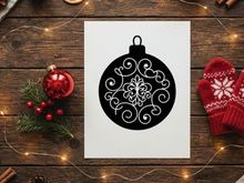 Schwarz-weiß Weihnachtskugel mit eleganter floraler Wirbelmuster-Design