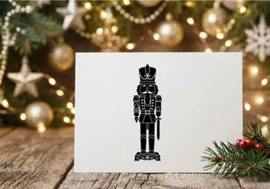 Silhouet hitam prajurit nutcracker Natal terisolasi pada latar belakang putih.