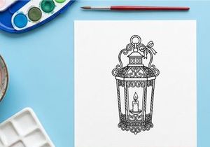 Farol vintage con vela para decoración del hogar. Ilustración de lámpara de aceite antigua y ornamentada para diseño de interiores rústico o gótico.
