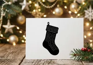 Silueta de calcetín navideño negro con textura de punto de cable aislado sobre fondo blanco