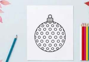 Mesa de comedor festiva vacía con decoraciones navideñas