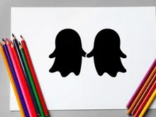 Silhouetten von zwei sich gegenüberstehenden Pinguinen in Schwarz-Weiß