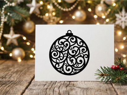 Silhueta de enfeite de Natal preto com padrão intrincado de enrolamentos filigranados em fundo branco