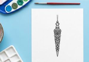 Enfeite de árvore de Natal prateado elegante com design intrincado de floco de neve e pinha pendurado em fita