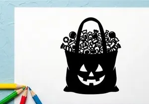 Halloween-Kürbis-Korb gefüllt mit Süßigkeiten und Leckereien