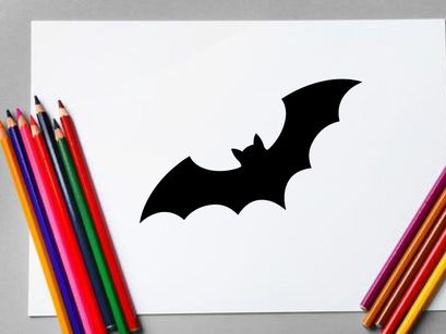 Silhouette eines fliegenden Fledermaus in Nachthimmel für Halloween oder Horror-Themen