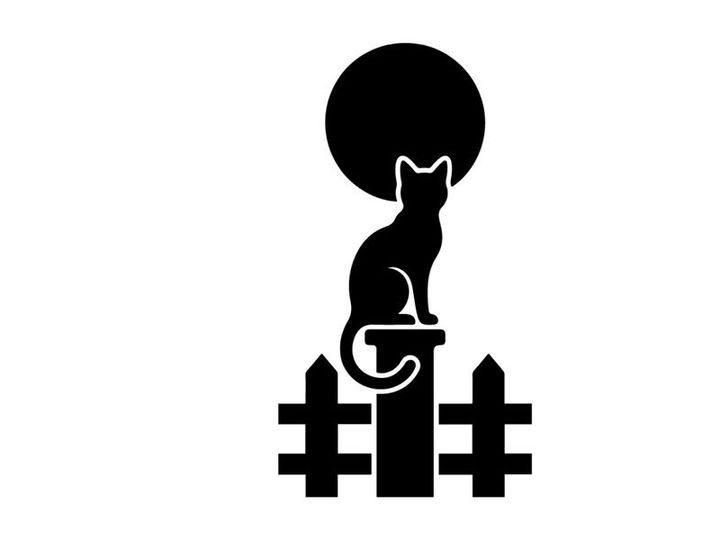Silhouette einer sitzenden Katze auf einem Zaun mit Vollmond am Nachthimmel