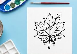 Nahaufnahme eines detaillierten Ahornblatts. Natürliche Herbstfärbung mit lebendigen Farben.
