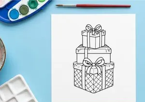 Gestapelte Weihnachtsgeschenkboxen mit Bändern und Schleifen für festliche Deko und Feierlichkeiten