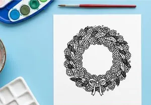 Mesa de comedor festiva vacía con decoraciones navideñas