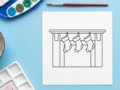 Leerer festlicher Esstisch mit Weihnachtsdekoration