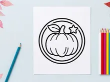 Cebolla de Halloween dibujada a mano con cara de fantasma y estrella. Ilustración de bombilla de dibujos animados espeluznante para decoración otoñal festiva.