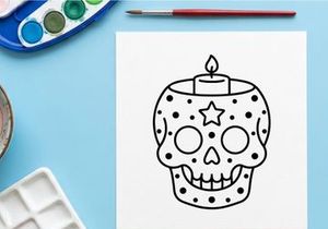 Porta velas de calabaza de Halloween con calavera. Cabeza de calabaza tallada iluminada con llama parpadeante para decoración otoñal espeluznante.