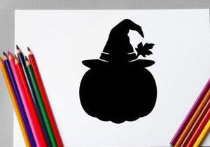 Silhouette de un sombrero de bruja con una escoba y una calabaza