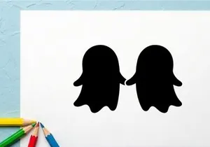 Silhuetas de Dois Pinguins se Enfrentando em Preto e Branco