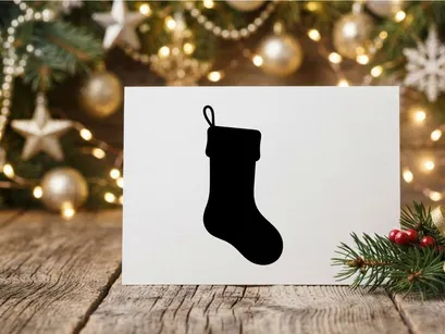 Silhueta de meia de Natal preta isolada em fundo branco para design de feriado.