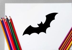 Silhouette eines fliegenden Fledermaus in Nachthimmel für Halloween oder Horror-Themen