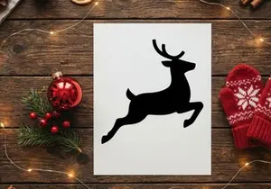 Silueta negra de un reno saltando aislado sobre fondo blanco para diseño navideño.