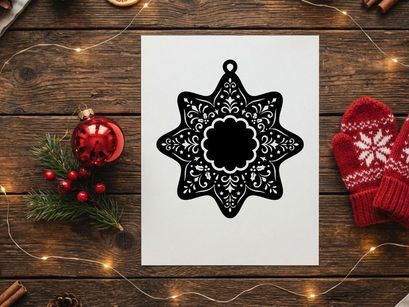 Silueta de adorno navideño en blanco y negro con intrincado patrón de copos de nieve florales