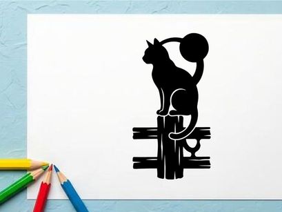 Silhouette eines verspielt-einhörnigen Einhorns, das auf einem Holzpfosten sitzt