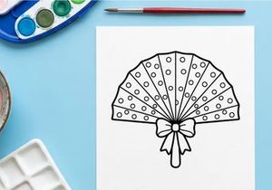 Leque elegante com pena de pavão e laço decorativo. Leque vintage luxuoso com padrões florais ornamentais e fita de cetim.
