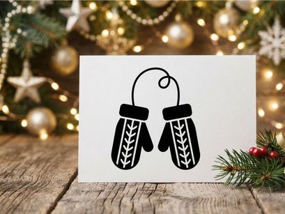 Weihnachtskugeln mit Glöckchen und Schnur