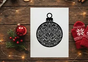 Enfeite de bolinha de Natal com padrão intrincado de filigrana floral sobre fundo branco.