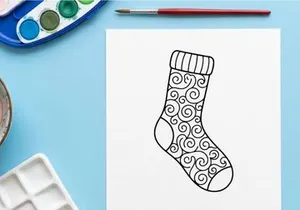 Leerer festlicher Wohnraum mit Weihnachtsdekoration